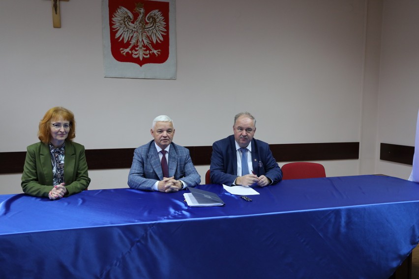 Podpisanie umowy na kanalizację w Łuczycach w gminie...