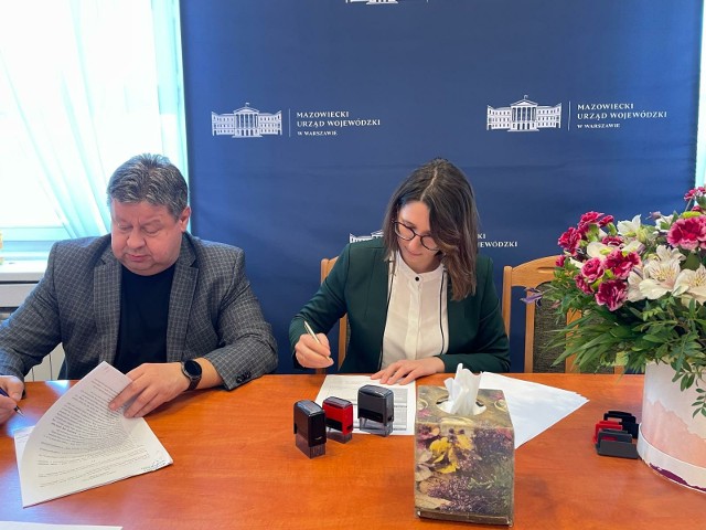 Burmistrz Skaryszewa Dariusz Piątek, oraz skarbnik Małgorzata Sinior podpisują umowę na dofinansowanie budowy drogi.
