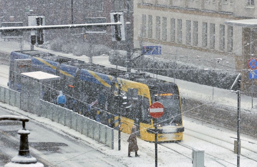 Padający śnieg utrudniał jazdę kierowcom i pieszym
