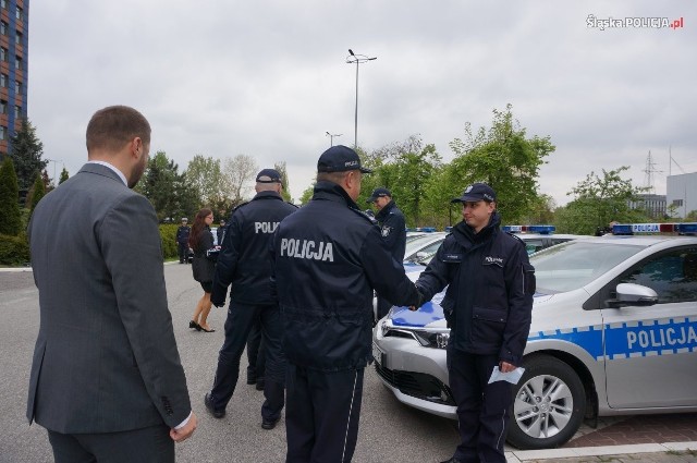 W Komendzie Wojewódzkiej Policji w Katowicach odbyło się uroczyste przekazanie nowych radiowozów, które zasilą flotę śląskiej policji. Nowe samochody z napędem hybrydowym zostały zakupione ze środków Wojewódzkiego Funduszu Ochrony Środowiska i Gospodarki Wodnej w Katowicach, środków samorządowych oraz budżetu KWP Katowice.Fot. Policja.pl