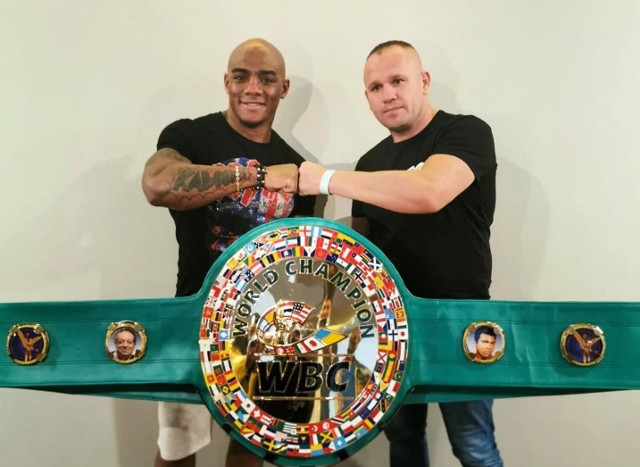 Łukasz Różański zapozował z Oscarem Rivasem do wspólnego zdjęcia z pasem mistrza świata WBC, o którego być może w niedługim czasie zawalczą.
