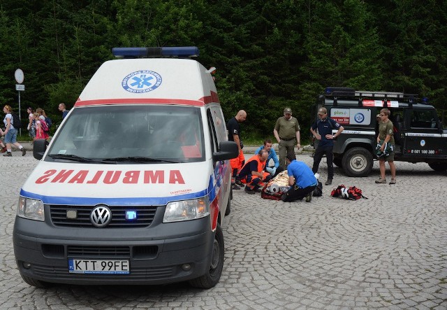 Kobieta ma złamaną nogę z przemieszczeniem. Karetka pogotowia zabrała ją do szpitala.