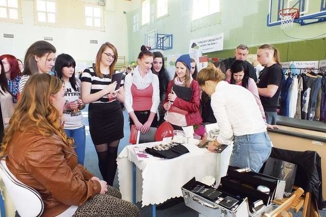 Targi pracy to oferta dla osób bezrobotnych, ale również dla chcących zmienić branżę, a także dla uczniów