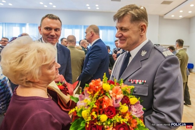 Pochodzący z Kędzierzyna-Koźla Jan Lach zastępcą komendanta głównego policji był od stycznia 2016 roku. Ma 54 lata, w policji pracuje od 1991 roku. Karierę rozpoczynał w sekcji dochodzeniowo-śledczej KPP w Kędzierzynie-Koźlu.