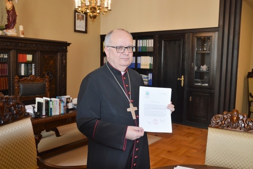 Biskup Andrzej Czaja zachęca do przyjęcia kolędowej wizyty...
