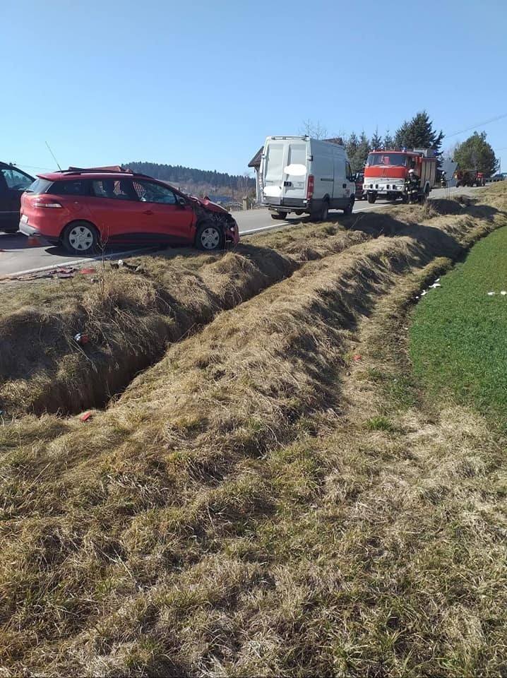 Naszacowice. Zderzenie dostawczaka z osobówką pod Nowym Sączem. 6-letnie dziecko w szpitalu