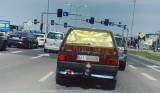 Fiat uno z głową na haku rodem z Mad Maxa. Auto z Białegostoku podbija Internet (wideo)