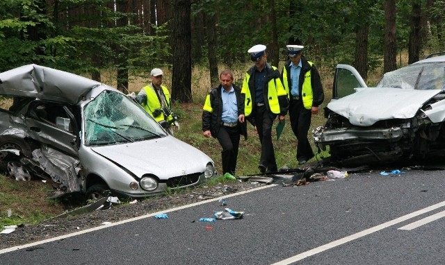 - Przyczyną większości wypadków jest brawura i łamanie przez kierowców przepisów - mówią policjanci z "drogówki&#8221; z Międzyrzecza.