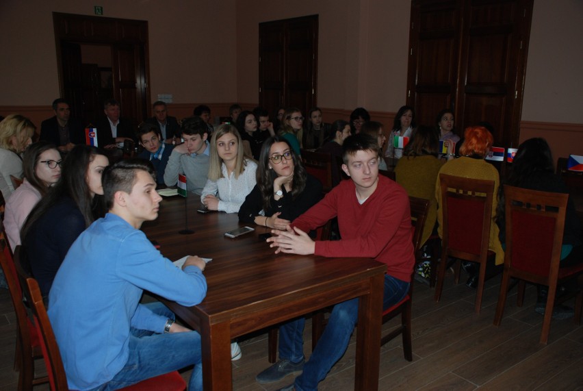 Goście z zagranicy w marcu w Pińczowie. Była międzynarodowa konferencja dla młodzieży o Unii Europejskiej [ZDJĘCIA]