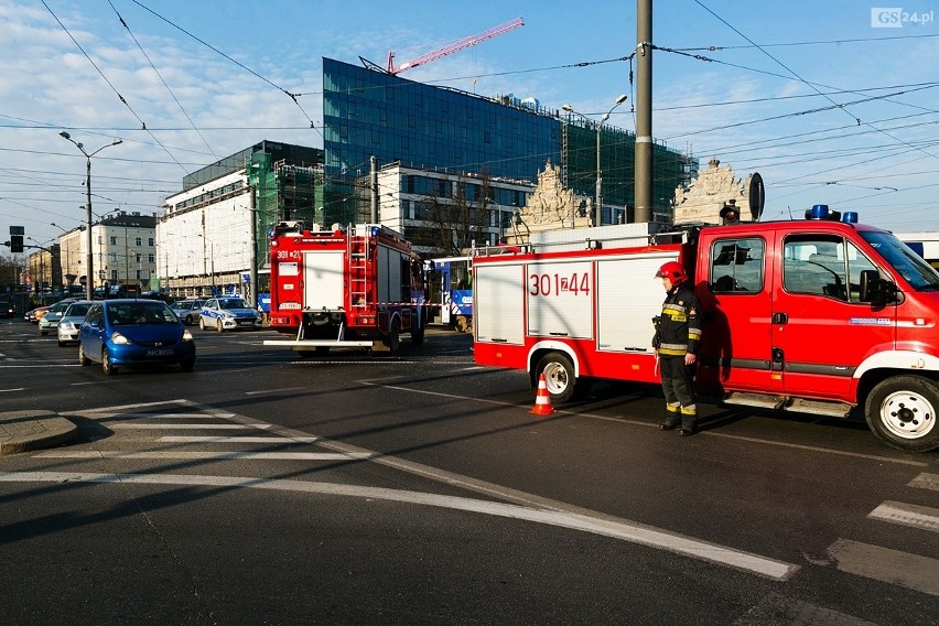 Wypadek na Bramie Portowej w Szczecinie: zderzenie tramwaju...