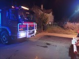 Policjanci uratowali mieszkanki z pożaru domu w Uniejowie. Bez wahania weszli do zadymionego domu i pomogli wyprowadzić dwie kobiety