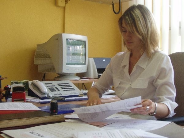 Mariola Milarska pracuje w sekretariacie  Urzędu Miejskiego w Golubiu-Dobrzyniu.  interesantów, którzy wcześniej w określonej  sprawie byli u burmistrza, na kolejną rozmowę  umawia telefonicznie.