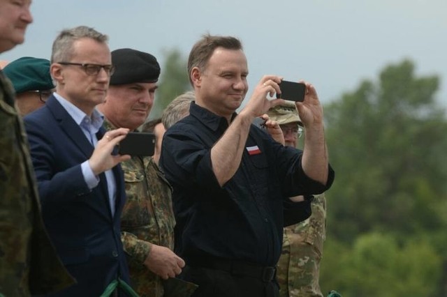 W czwartek, 5 marca, o godz. 18 w sali gimnastycznej Zespołu Szkół nr 2 - wejście od ulicy Biskupiej - odbędzie się spotkanie z prezydentem RP, ubiegającym się o reelekcję, Andrzejem Dudą. Wszyscy zainteresowani mogą wziąć udział w tym spotkaniu. Przed wejściem jednak każdy będzie musiał poddać się kontroli SOP, należy zatem przybyć trochę wcześniej. Przypomnijmy, prezydent gościł już w Chełmnie w 2016 roku - podczas międzynarodowych ćwiczeń wojskowych Anakonda 16, gdy wielonarodowy batalion inżynieryjny prezentował swoje zdolności w Chełmnie. Prezydent podkreślał wówczas świetną współpracę wojsk polskich i NATO.