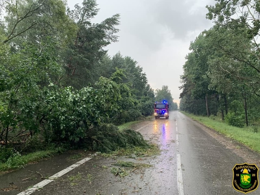 Nawałnica w powiecie ostrołęckim, ostrowskim i makowskim. Trzy zerwane dachy w pow. makowskim i jeden w ostrowskim 10.07.2020. Zdjęcia