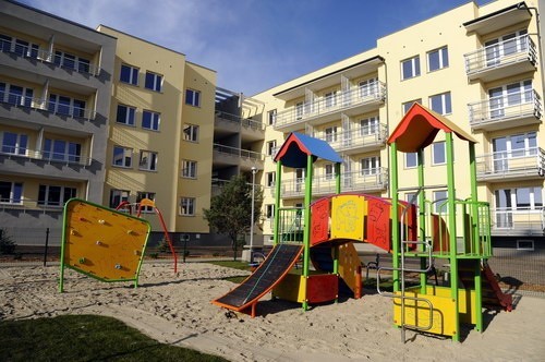 Budownictwo społeczneZ najnowszych danych GUS wynika, że mieszkań społecznych czynszowych w całym kraju w zeszłym roku oddano do użytku 1718, a dla porównania, w 2013 roku było to 1308 mieszkań. Na zdjęciu: najnowszy blok TBS w Bydgoszczy, przy ul. Bora-Komorowskiego 22.