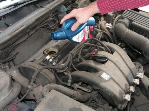 Fot. Michał Grygier: Znaczny ubytek oleju silnikowego może spowodować bardzo poważne konsekwencje, z unieruchomieniem auta i zniszczeniem silnika włącznie.