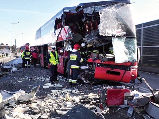 Autokar z 57 pasażerami z impetem uderzył w ciężarówkę stojącą na czerwonym świetle