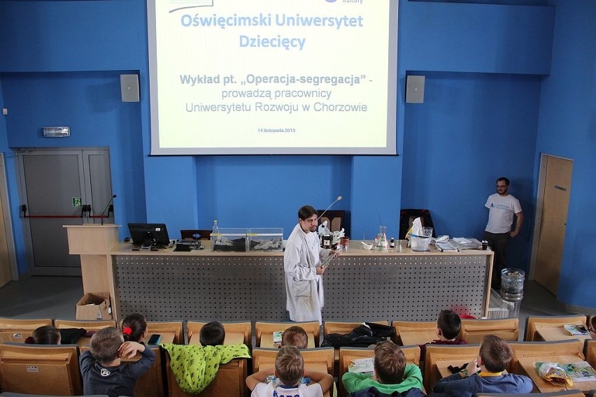 Jak z makulatury zrobić kartkę papieru? Kolejne wykłady w Oświęcimskim Uniwersytecie Dziecięcym