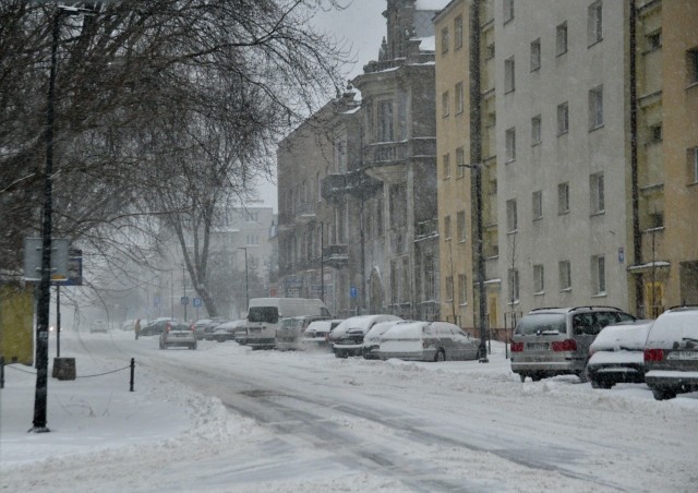 Śnieżyca zaatakowała Radom. Z powodu intensywnych opad&oacute;w śniegu panują bardzo trudne warunki na drogach. &lt;&lt; Przeglądaj zdjęcia klikając w strzałki. &gt;&gt;