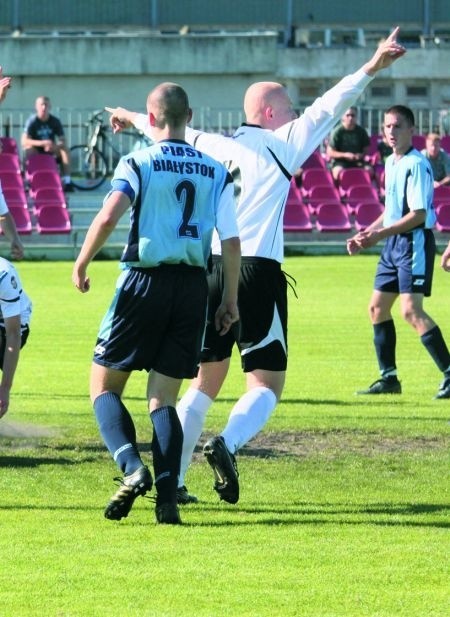 Decydujący moment meczu Jagiellonii (białe koszulki) z Piastem. Za chwilę sędzia uzna kontrowersyjnego gola dla Jagi.