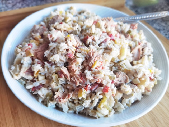 Sałatka z tuńczykiem i ryżem jest szybka i prosta do przygotowania. Możesz zrobić ją nawet w kilkanaście minut przed wizytą twoich gości.