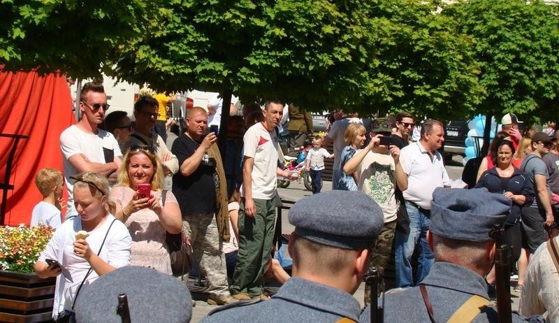 Oświęcim. Tłumy na Jarmarku Kasztelańskim. Na Rynku legioniści Piłsudskiego spotkali się przed bitwą z zaborcami [ZDJĘCIA]