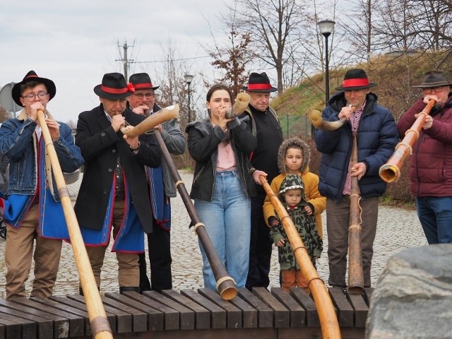 W Chmielnie powitano Nowy Rok dźwiękami bazun. To już wieloletnia tradycja! ZDJĘCIA