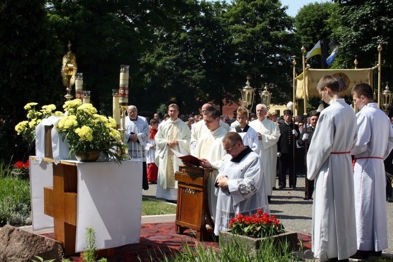 Boże Ciało 2014 w Zabrzu: procesja z kościoła św.Anny w...