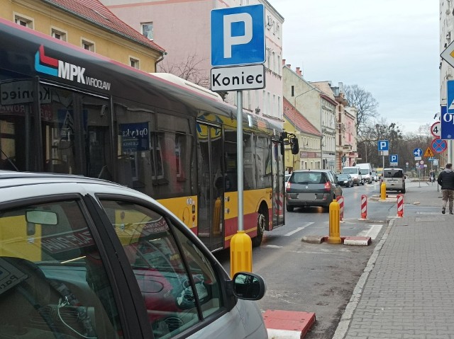 Ulica Średzka w Leśnicy wraca do stanu sprzed zmian, uspokojenie ruchu się nie sprawdziło. Znikną donice, słupki i wysepki.