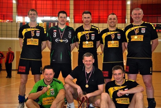 Oldboje SS Kaman Volley prezentują złote medale zdobyte na Łotwie. Za trzy tygodnie bronią już Mistrza Polski w Rewalu.