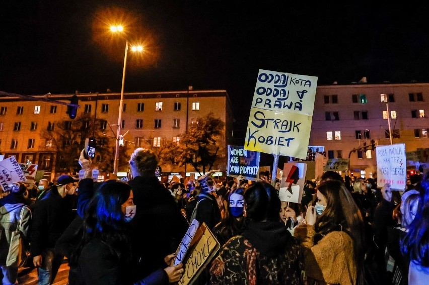 Protesty przeciwko wyrokowi TK odbywają się w całej Polsce