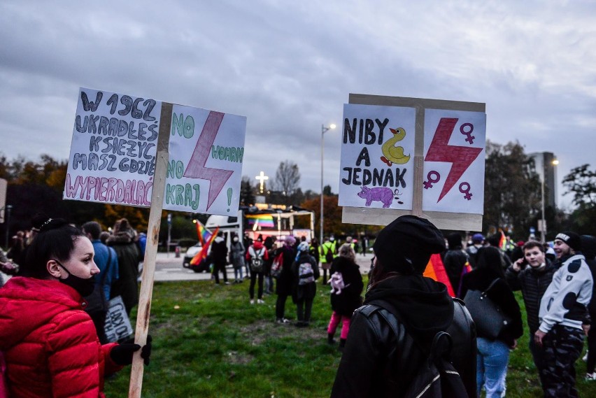 Protesty przeciwko wyrokowi TK odbywają się w całej Polsce