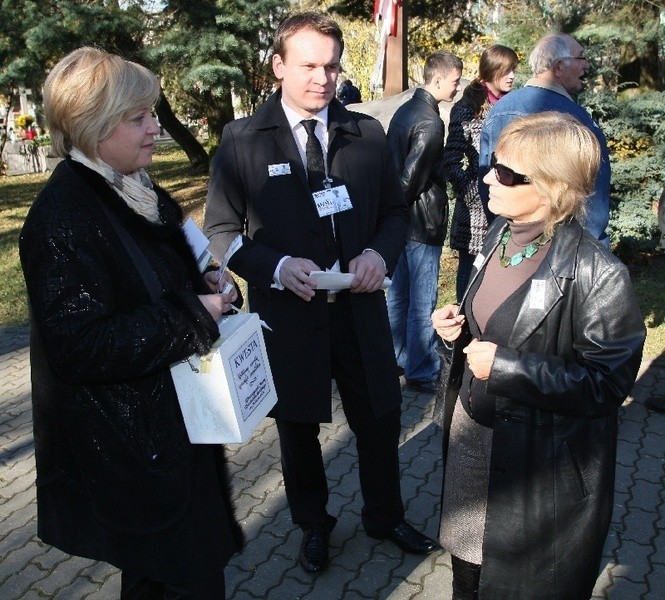 Na cmentarzu Partyzanckim kwestowali kielecka radna Renata...