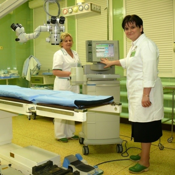 Ordynator dr Alicja Ulewicz prezentuje salę operacyjna, gdzie usuwana jest zaćma.