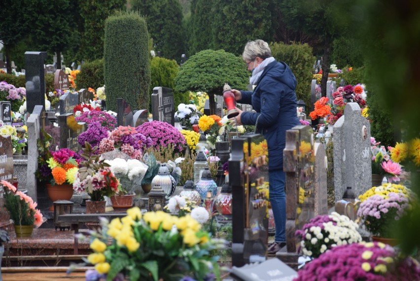 Pustki na kędzierzyńskich cmentarzach. Groby przystrojono jeszcze przed weekendem