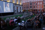 Pierwszy seans letniego kina Opery Wrocławskiej za nami. Nie zabrakło chętnych widzów. Był czerwony dywan, a na ekranie "Tosca"