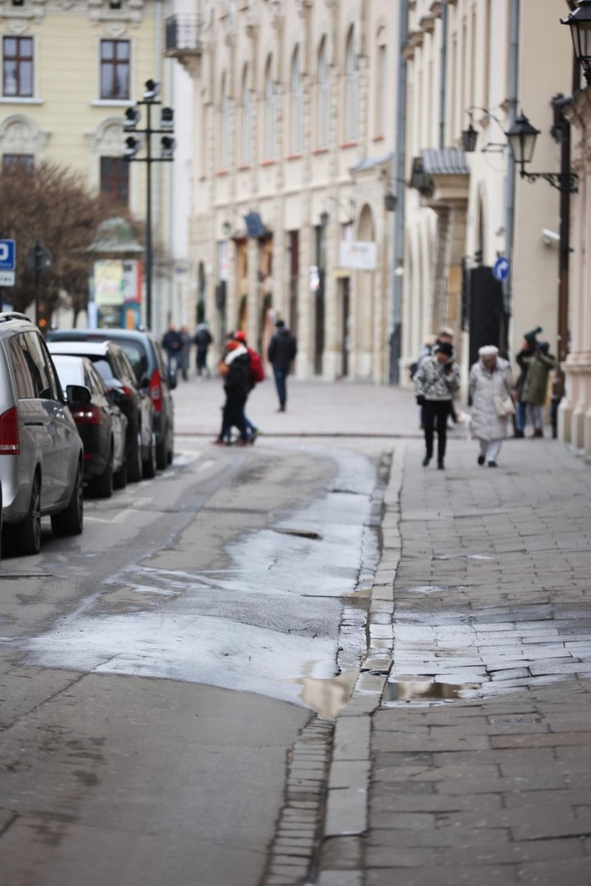 Kraków. Starcie taksówkarzy na ul. Jagiellońskiej. Kierowca z podciętym gardłem