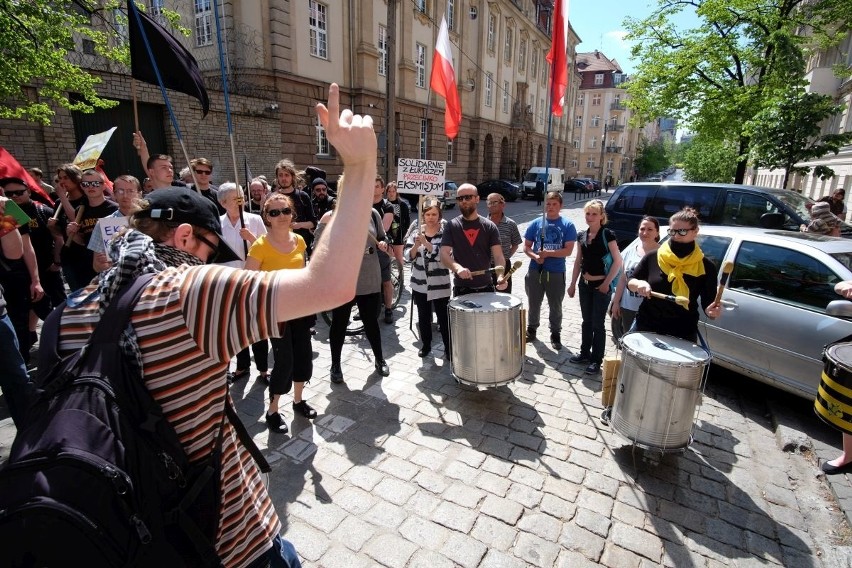 Poznań: Demonstracja przed bramą aresztu przy ul. Młyńskiej