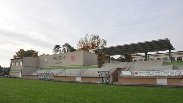 Budowa 100-metrowej trybuny na stadionie w Pionkach zaczęła się w grudniu 2013 roku. Ma kosztować ponad 4,5 miliona złotych. 