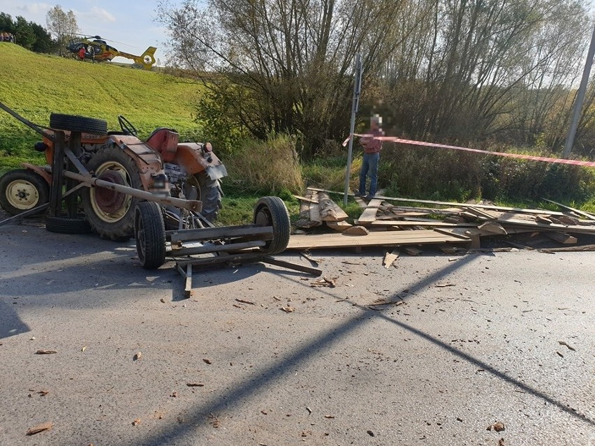 Łękawica. Przewrócił się traktor. Przygniótł dwie osoby. W akcji helikopter 