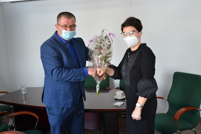 Na "jednodniowego" burmistrza, który przyszedł z bukietem kwiatów  w gabinecie czekała już burmistrz Aleksandra Klubińska