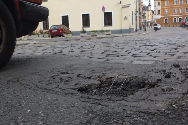 Na moście Zamkowym w Opolu pojawiła się spora dziura, po raz kolejny w tym samym miejscu.