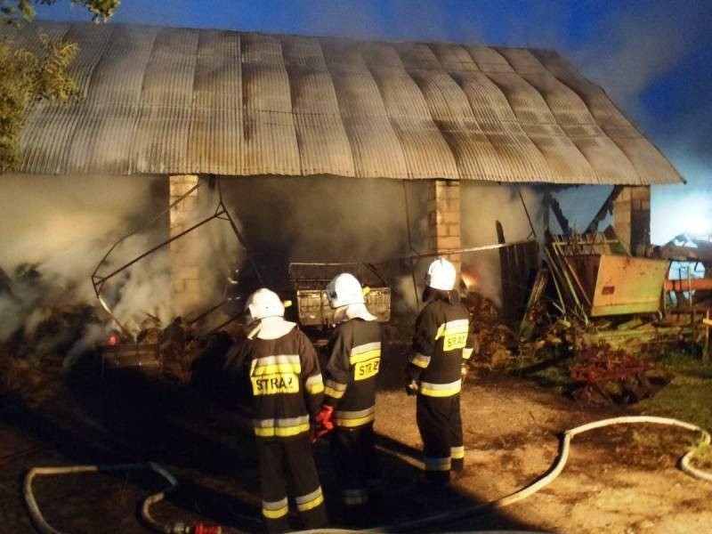 Łącko. Pożar budynków gospodarczych gasiło 70 strażaków [ZDJĘCIA]