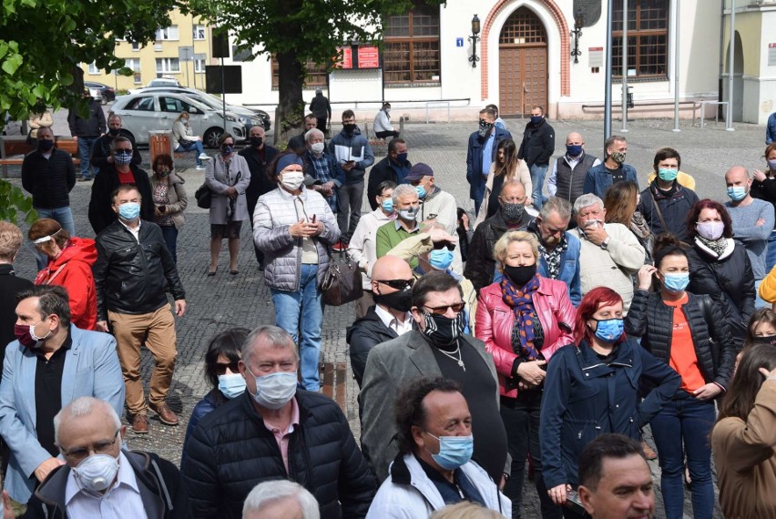 Rafał Trzaskowski w Stargardzie. Pozował do zdjęć ze stargardzianami na Rynku Staromiejskim - 24.05.2020