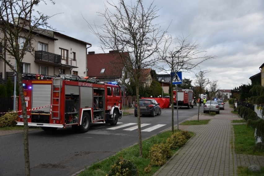 Śmiertelny wypadek w Wejherowie 27.11.2020. Samochód uderzył w latarnię. Zginęło dwoje 74-latków