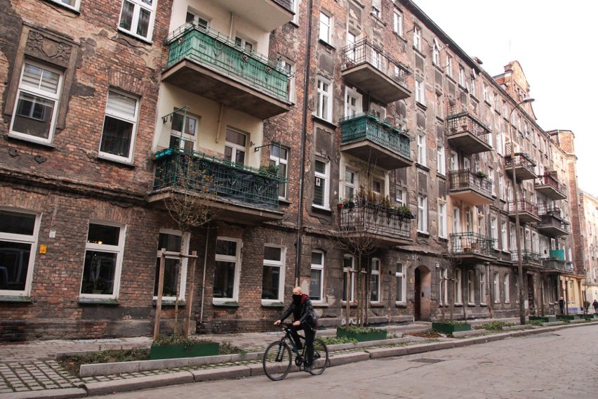 Przy ul. Daszyńskiego znajdują się budynki, które powstały w...