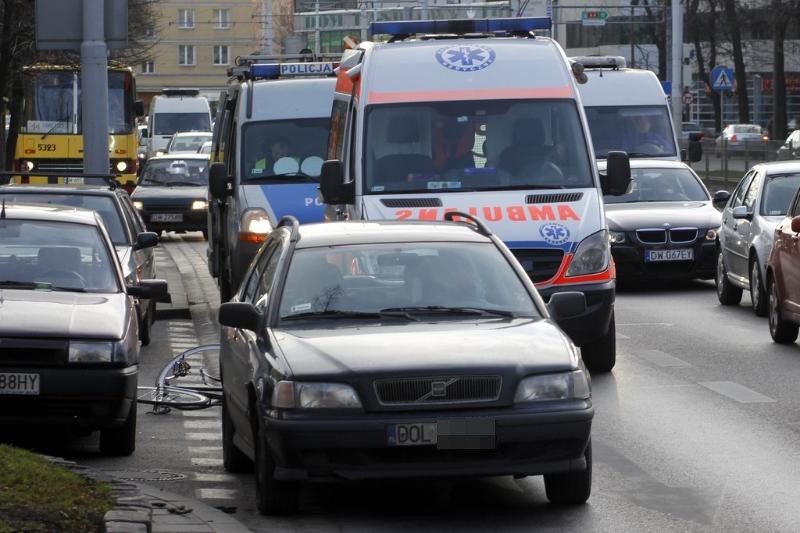 Wrocław: Wypadek na Piłsudskiego. Rowerzysta najechał na tył osobowego volvo (ZDJĘCIA)