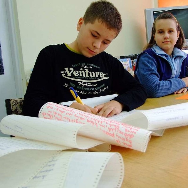 W jeden dzień uczniowie  zapisali 6 metrów papieru.