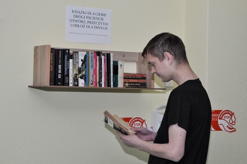 W sandomierskim szpitalu podsumowano akcję „Oddaj książkę, stwórz bibliotekę, zainspiruj innych”