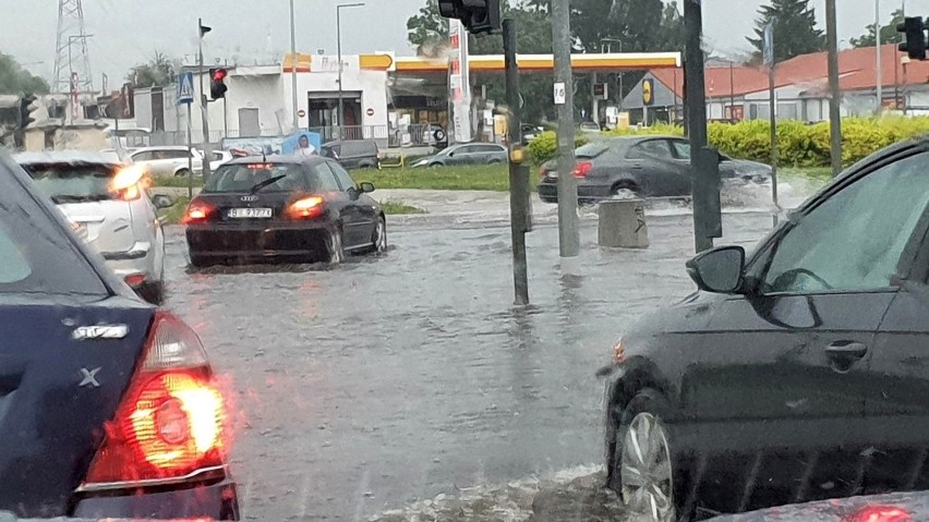 Poniedziałkowa burza zalała m.in. rondo obok galerii Białej...